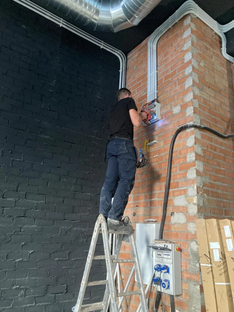 Servicios de instalaciones eléctricas, aire acondicionado y placas solares en Málaga – Luzol Instalaciones
