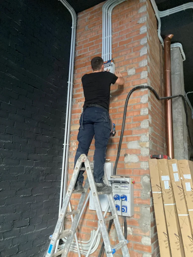 Servicios de instalaciones eléctricas, aire acondicionado y placas solares en Málaga – Luzol Instalaciones
