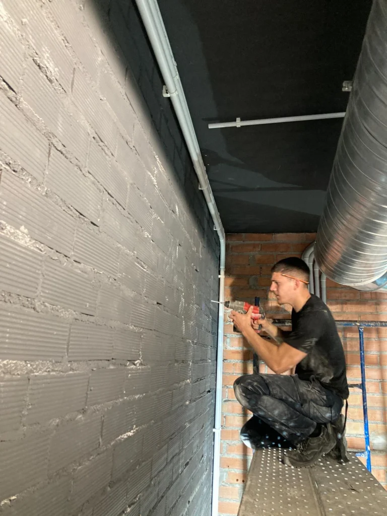 Servicios de instalaciones eléctricas, aire acondicionado y placas solares en Málaga – Luzol Instalaciones