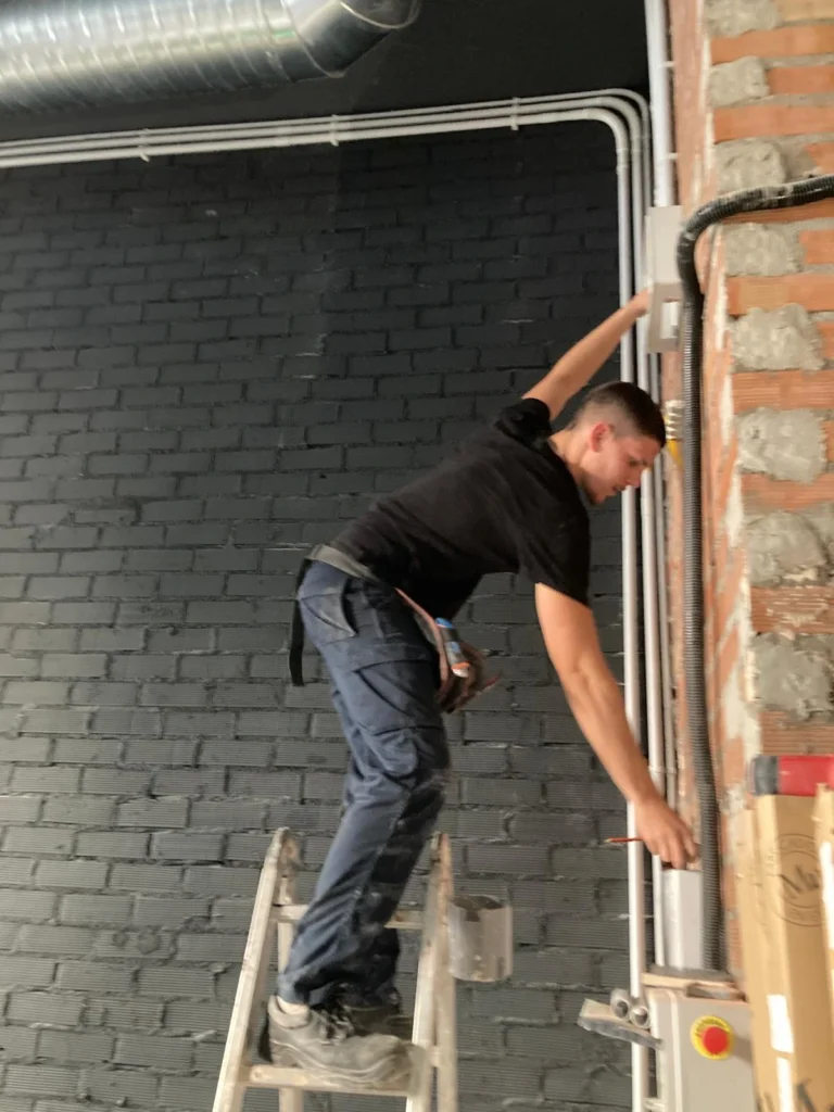 Servicios de instalaciones eléctricas, aire acondicionado y placas solares en Málaga – Luzol Instalaciones