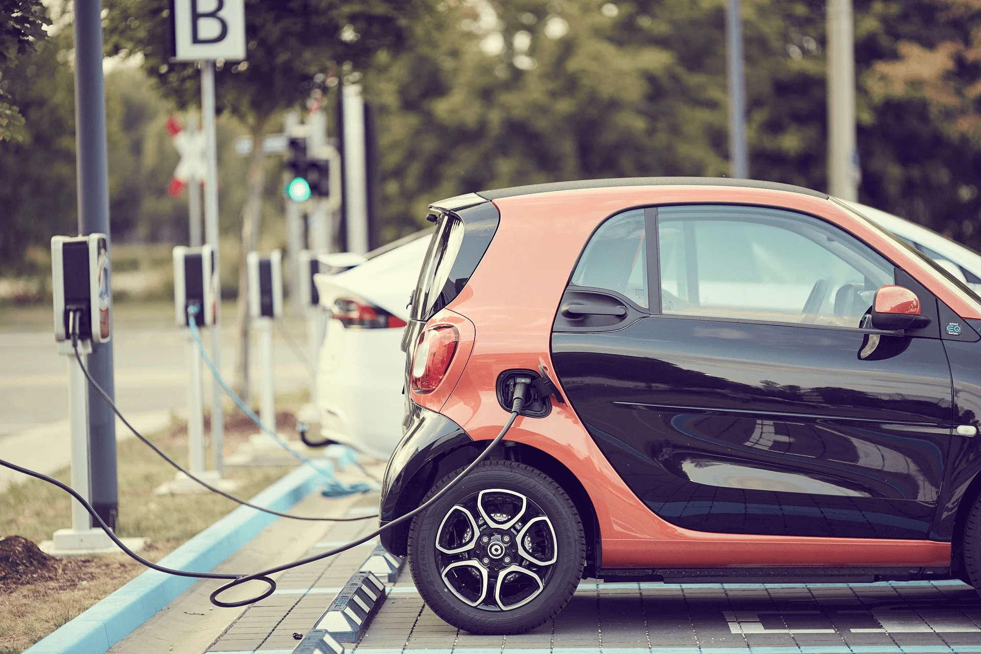 Servicios de instalaciones eléctricas, aire acondicionado, placas solares y cargadores para coches eléctricos en Málaga – Luzol Instalaciones